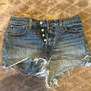 Cheeky Levi’s shorts